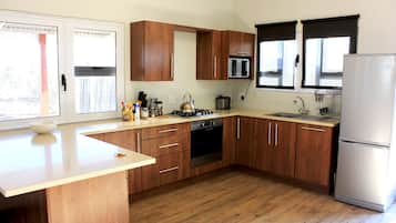 Cottage Eksklusif, 2 kamar tidur | Dapur kecil pribadi | Lemari es, microwave, oven, dan kompor