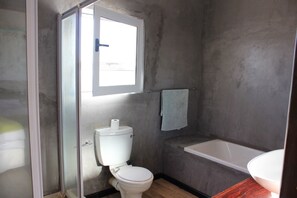 エクスクルーシブ コテージ 2 ベッドルーム | バスルーム | 個別の浴槽とシャワー、バスアメニティ (無料)、ヘアドライヤー、タオル