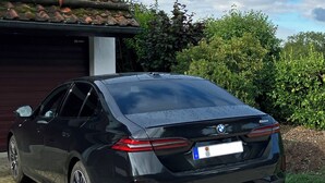 A black BMW 520 parked in a driveway. - Absolutely quiet 3 Room Apartment "At Isar River Park",  near Munichs Centre (Grünwald)