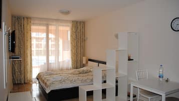 Studio Confort, 1 chambre, coin cuisine, en bord de piscine | Fer et planche Ă repasser, Wi-Fi gratuit, draps fournis