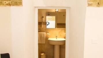 Douche, articles de toilette gratuits, sĂšche-cheveux, bidet