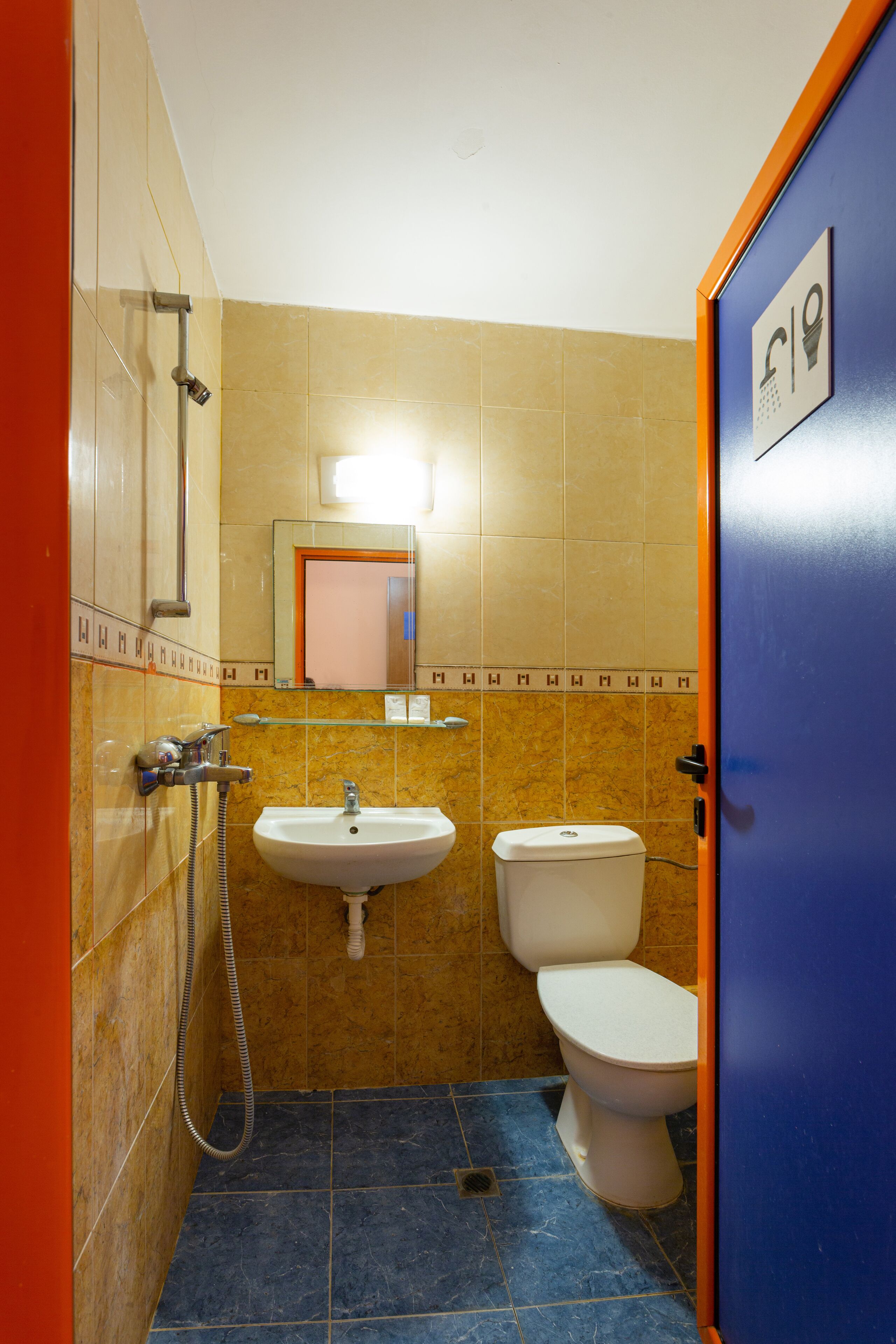 Un baño con lavamanos, inodoro y ducha.
