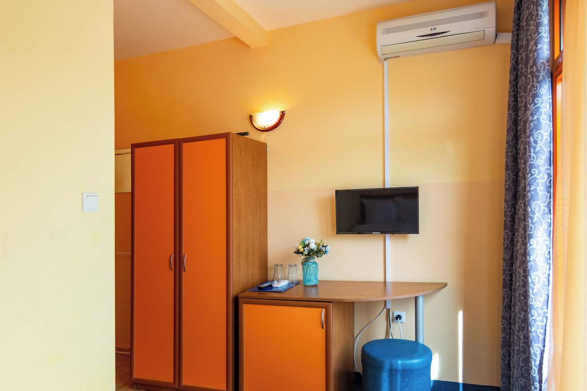 Minibar, desk, WiFi (free)
