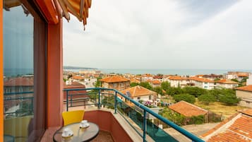Familienzimmer, Balkon, Meerblick | Terrasse/Patio