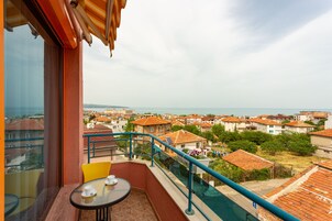 Familienzimmer, Balkon, Meerblick | Terrasse/Patio
