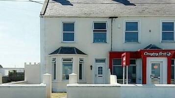 Eenvoudig appartement, privébadkamer, uitzicht op zee | Exterieur