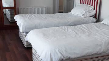 Eenvoudig appartement, privébadkamer, uitzicht op zee