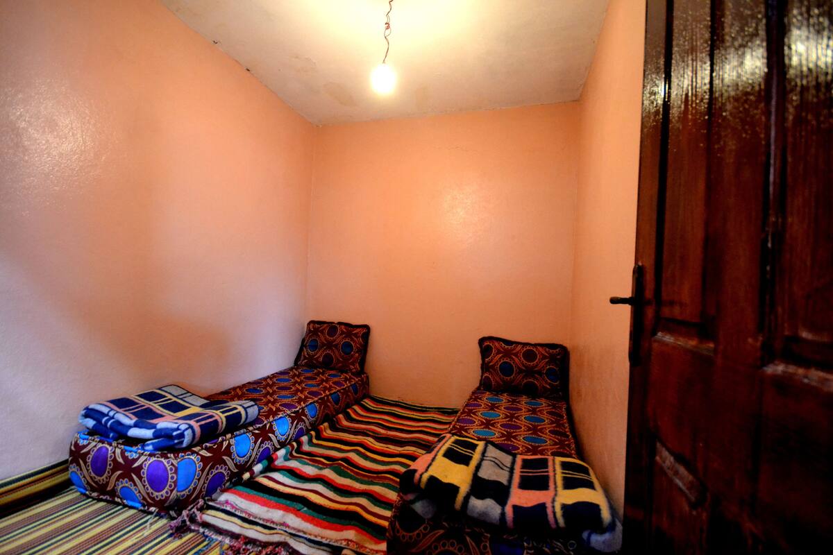 Habitación económica con 2 camas individuales | Camas supletorias y ropa de cama
