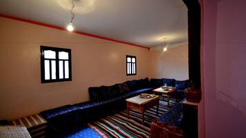 فطور من الأطباق المحلية يوميًا بتكلفة قدرها (3.00 EUR للشخص)