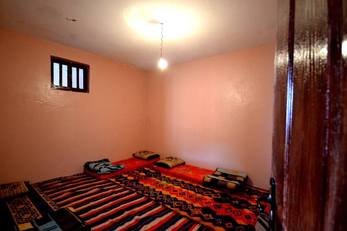 Habitación cuádruple económica | Camas supletorias y ropa de cama