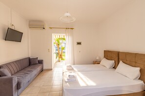 Studio Standar, beranda, pemandangan kebun | Setrika/meja setrika, Wi-Fi gratis, dan seprai linen