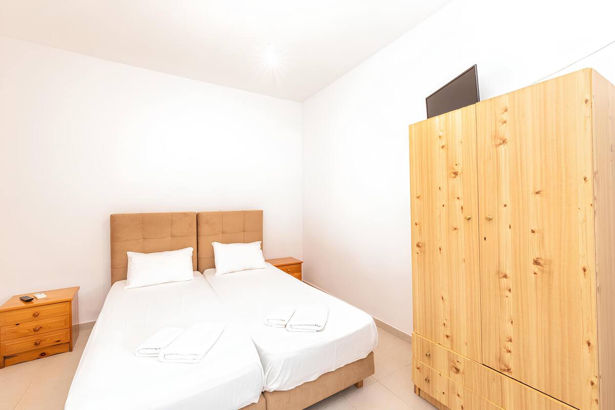 Estudio económico, Terraza | Tabla de planchar con plancha, wifi gratis y ropa de cama