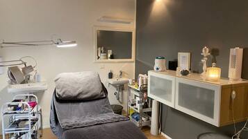 Tratamientos faciales y manicures y pedicures