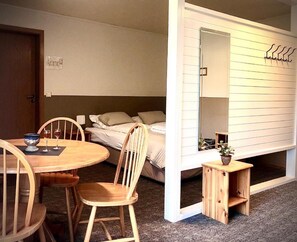 Habitación cuádruple, baño privado | Ropa de cama de alta calidad, escritorio y cortinas blackout