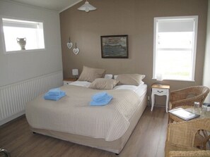 Habitación con 1 cama matrimonial o 2 individuales, baño privado | Ropa de cama de alta calidad, escritorio y cortinas blackout