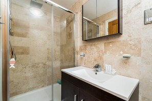 Apartment, 2 Bedrooms, Ground Floor | Bathroom
