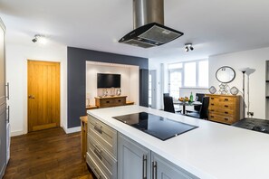 아파트, 침실 2개, 1층 | 전용 주방 | 대용량 냉장고, 전자레인지, 오븐, 쿡탑