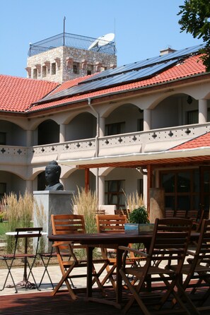 Outdoor dining - Hotel Mellow (Pismenovo)