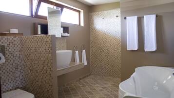 Separate bathtub and shower, deep-soaking bathtub, free toiletries