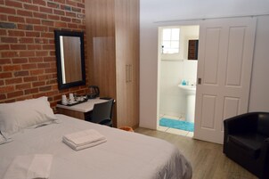 Escritorio, sistema de insonorización, wifi gratis y ropa de cama