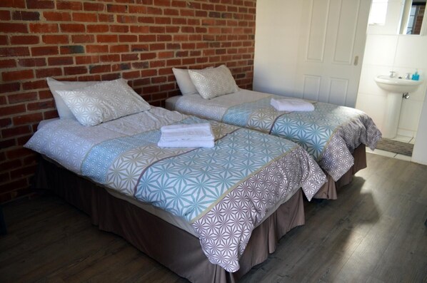 Desk, soundproofing, free WiFi, bed sheets