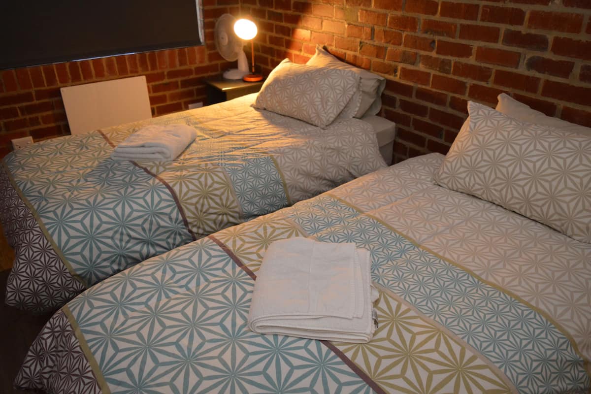 Escritorio, sistema de insonorización, wifi gratis y ropa de cama