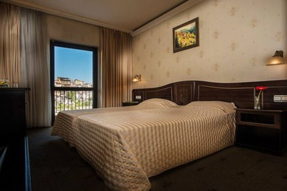 Escritorio, wifi gratis, ropa de cama