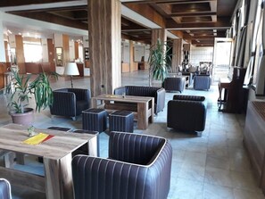 Der serveres morgenmad, frokost og lokale og internationale retter