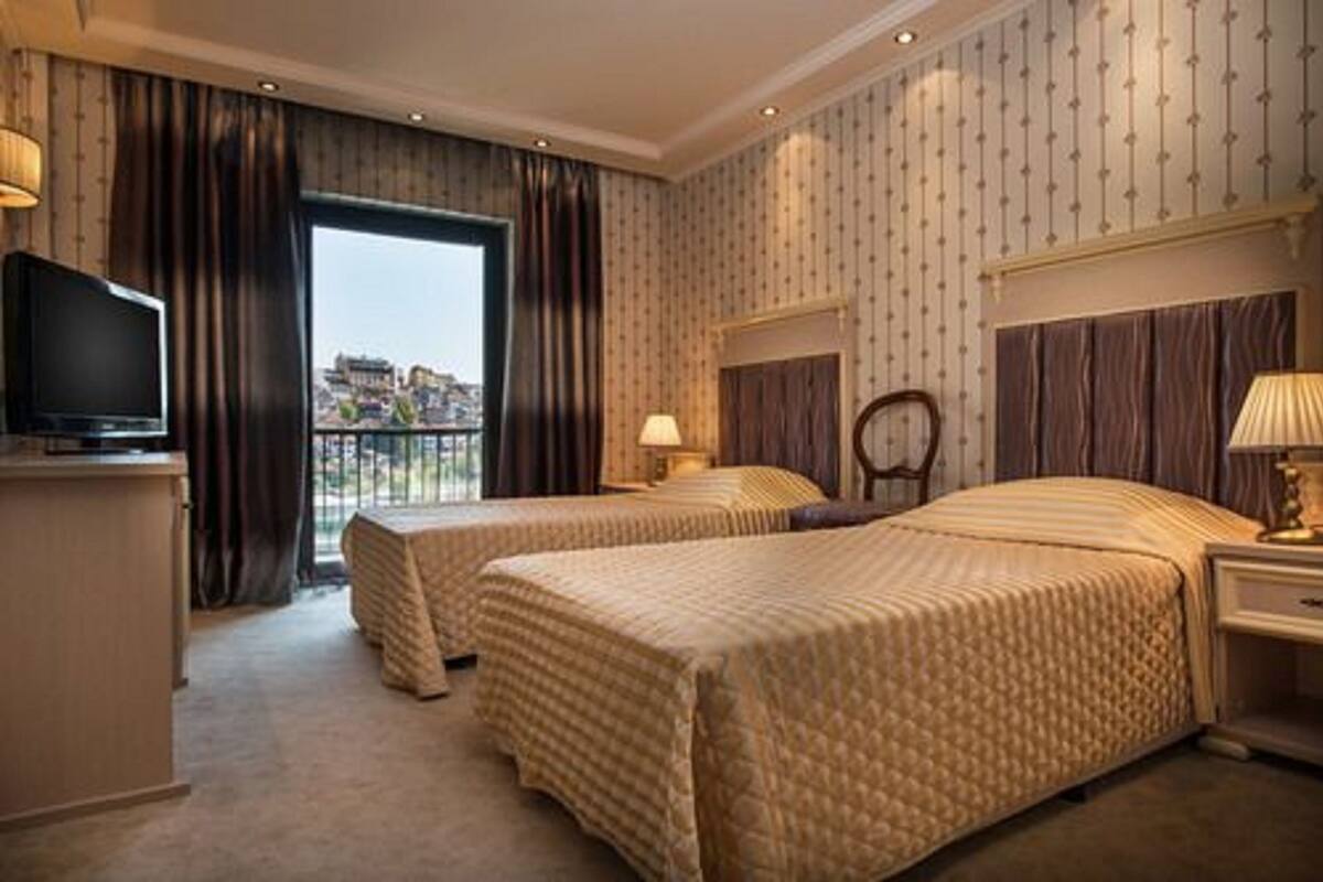 Escritorio, wifi gratis, ropa de cama