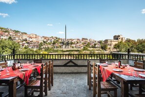 Breakfast, lunch and dinner served - Interhotel Veliko Tarnovo (Veliko Tarnovo)