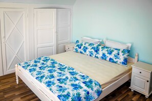 Villa Familiale, plusieurs chambres, vue mer, vue mer | 1 chambre, coffres-forts dans les chambres, fer et planche à repasser