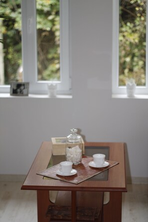 Villa familiar, varias habitaciones, vista al mar, frente al mar | Sala de estar | Televisión de pantalla plana