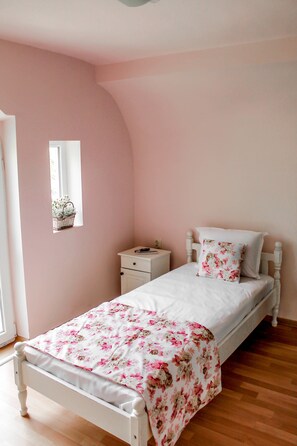 Villa familiar, varias habitaciones, vista al mar, frente al mar | 1 habitación y caja de seguridad en la habitación