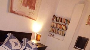 Bàn, nôi (giường cho trẻ sơ sinh) miễn phí