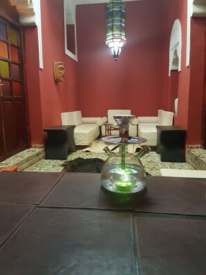 Phòng 3 | Bàn, nôi (giường cho trẻ sơ sinh) miễn phí