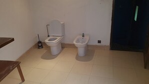 Buồng tắm vòi sen, đồ dùng nhà tắm miễn phí, khăn tắm