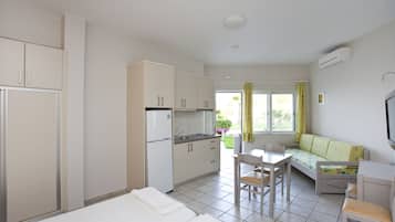 Televisión de pantalla plana y libros