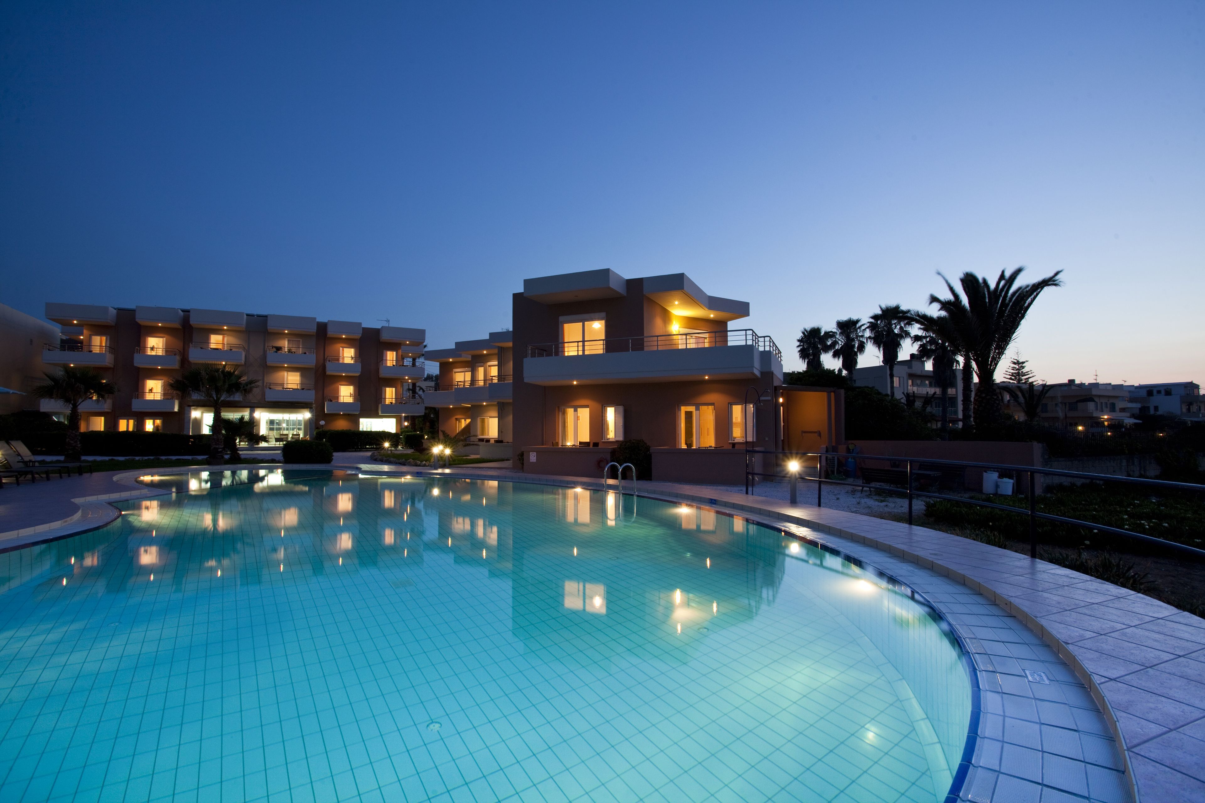 室外泳池、無邊際泳池；08:00 至 20:00 開放；泳池傘、躺椅