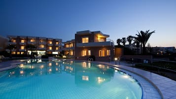 Outdoor pool, an infinity pool, open 8:00 AM to 8:00 PM, pool umbrellas