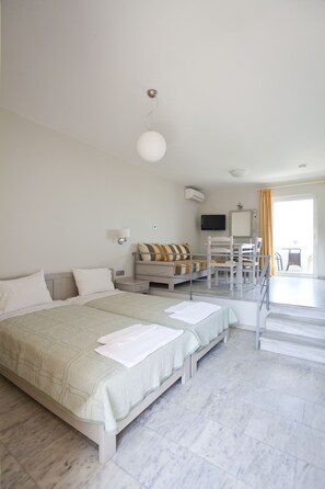 Estúdio superior, vista para o mar (Split Level) | Cofres nos quartos, escrivaninha, cortinas blackout