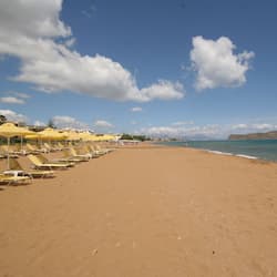 Sulla spiaggia, lettini da mare, ombrelloni, teli da spiaggia
