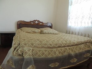 Double Room, Shared Bathroom | Free WiFi