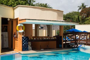 Poolside bar - Azul Margarita Beach Resort (Mombasa)