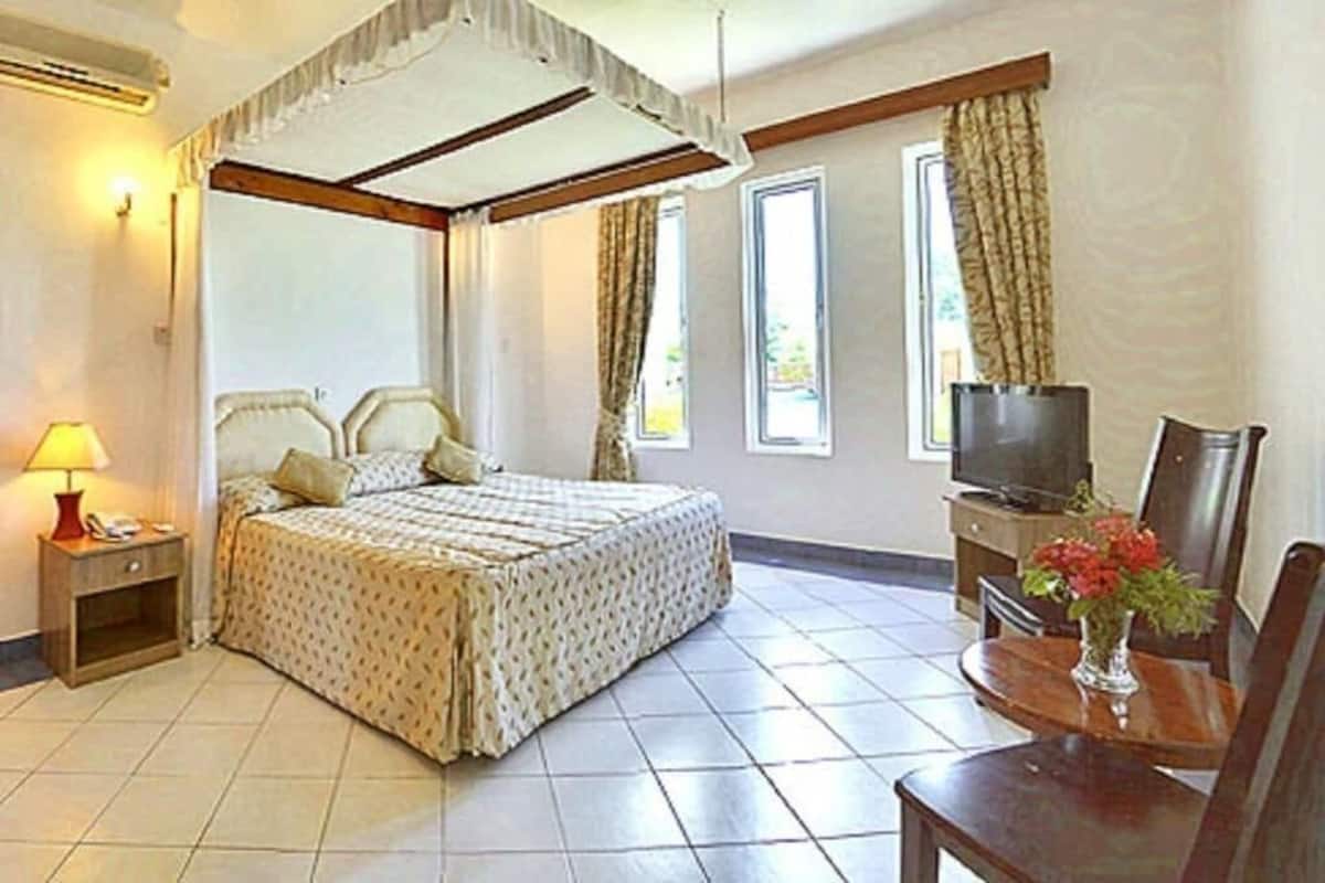 Premium bedding, in-room safe, desk, soundproofing
