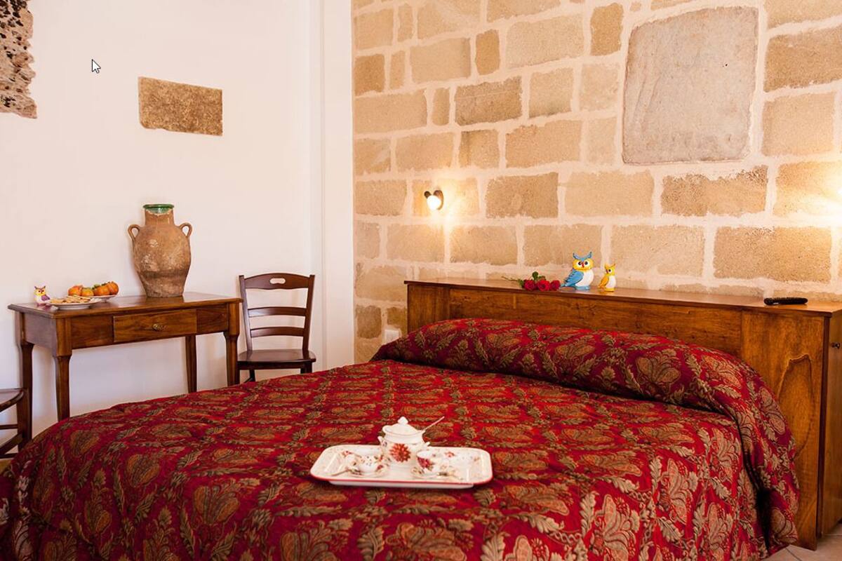 Desk, free cots/infant beds, free WiFi