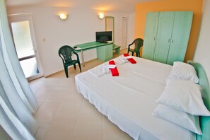 Family Villa, 2 Bedrooms, Sea View | 1 bedroom, soundproofing, iron/ironing board, free WiFi - Villa Sequoia (Varna)