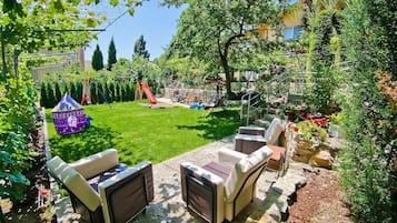 TV layar datar, perapian, dan mainan