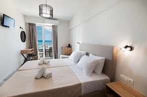 Junior Studio Suite, Sea View, Beachfront | Peti besi dalam bilik, kalis bunyi, katil bayi/kot (percuma)
