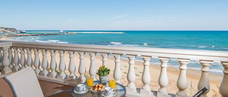 Penthouse maisonette 3 bedrooms | Utsikt mot strand/hav