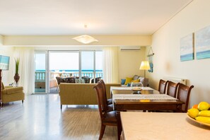 Penthouse maisonette 3 bedrooms | Makan dalam bilik